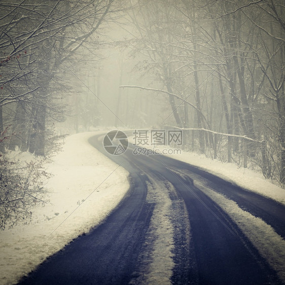 恶劣天气驾驶浓雾的Hazy乡村公路高速交通冬季和雪汽车挡风玻璃图片