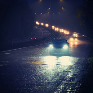 雨夜景多雾路段大灯高清图片