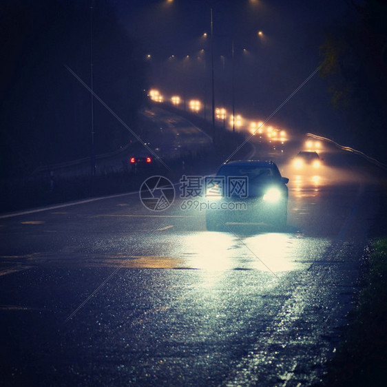 挡风玻璃车辆秋天景中的汽车冬季危险的公路交通在冬季的公路交通危险速度图片