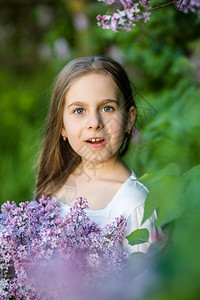 春天花园里的可爱女孩肖像春天花园里的可爱女孩肖像幸福子漂亮的图片