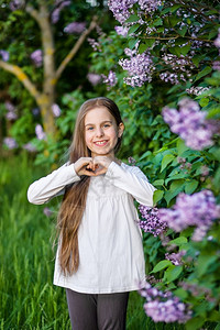 盛开自然村庄春天花园里的可爱女孩肖像春天花园里的可爱女孩肖像图片