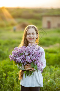 花的幸福时尚春天花园里的可爱女孩肖像春天花园里的可爱女孩肖像图片