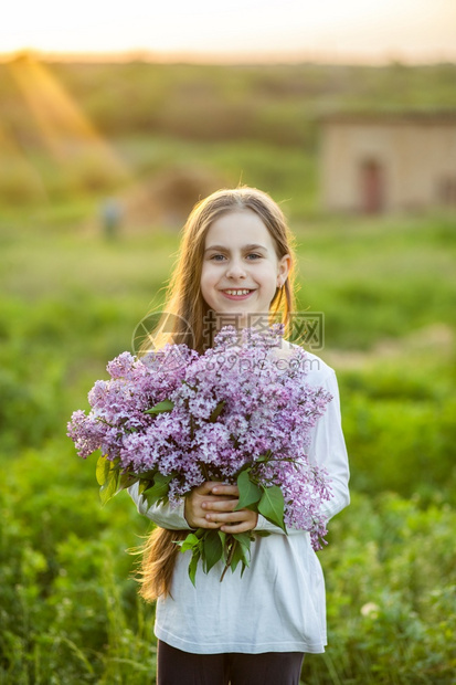 花的幸福时尚春天花园里的可爱女孩肖像春天花园里的可爱女孩肖像图片