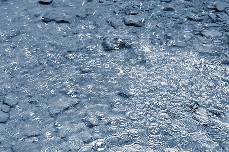雨与恶劣天气的美丽抽象背景雨滴落入水中户外沥青白色的图片