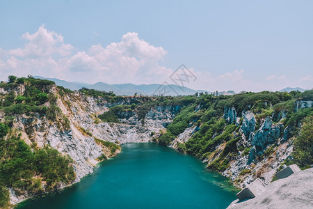 旅游水天空中的岩石山背景复制件旅行湖的视图最佳图片