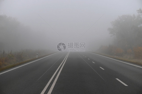 恶劣的天气驾驶浓雾Hazy乡间公路高速交通冬天雪坏的图片