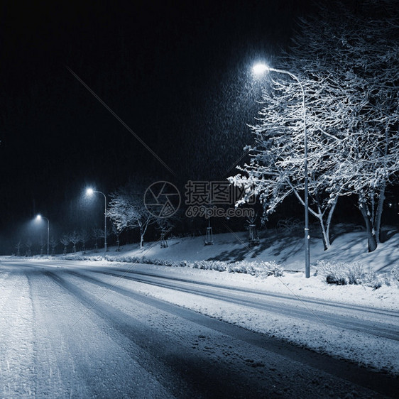 喷恶劣的天气驾驶浓雾Hazy乡间公路高速交通雪车图片