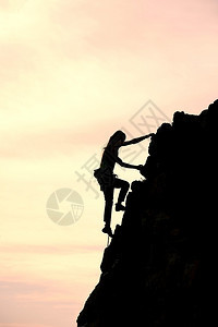首脑一种绳索女孩独自征服高峰会在夏天日落时登上美丽的山地风景高峰图片