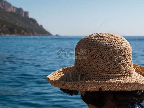 海浪平静的上附近夏日保护草帽太阳组织海滩图片