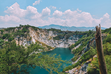 乡村的绿色规格天空中的岩石山背景复制件旅行湖的视图图片