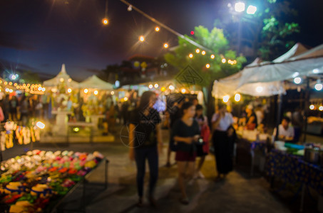 在夜市节上为背景使用而行走食物摊位的抽象模糊人颜色亚洲商业图片