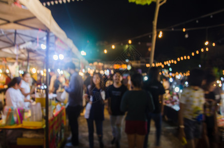 夜市摊上的热闹情景背景图片