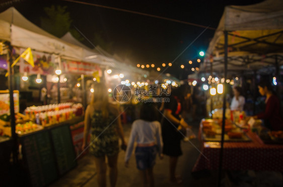 夜市摊上的热闹情景图片