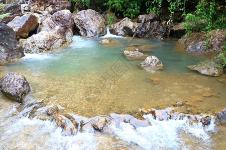 瀑布的风景美丽水滴落在山上湿的旅行森林图片