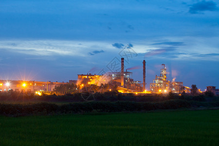 泰国日落期间的工业厂房植物管道绿色图片