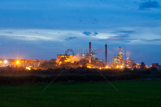 泰国日落期间的工业厂房植物管道绿色图片