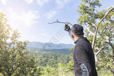 年轻的男亚洲人在山顶自拍亚洲男人己图片