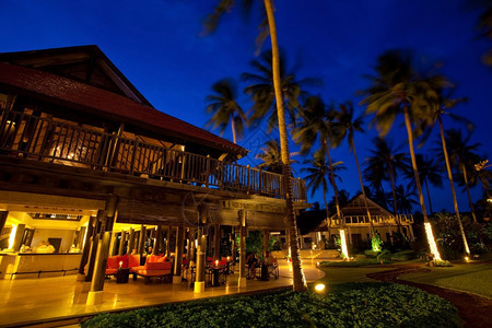 发光的黑暗夜间在泰国度假晚上图片