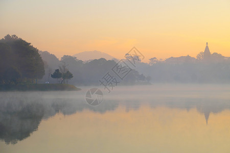 景观轮廓塔大湖的达拉特师范学院风景美丽的对水反射松林钟楼升起地表水的喷雾使清晨平静景象变得令人惊叹图片