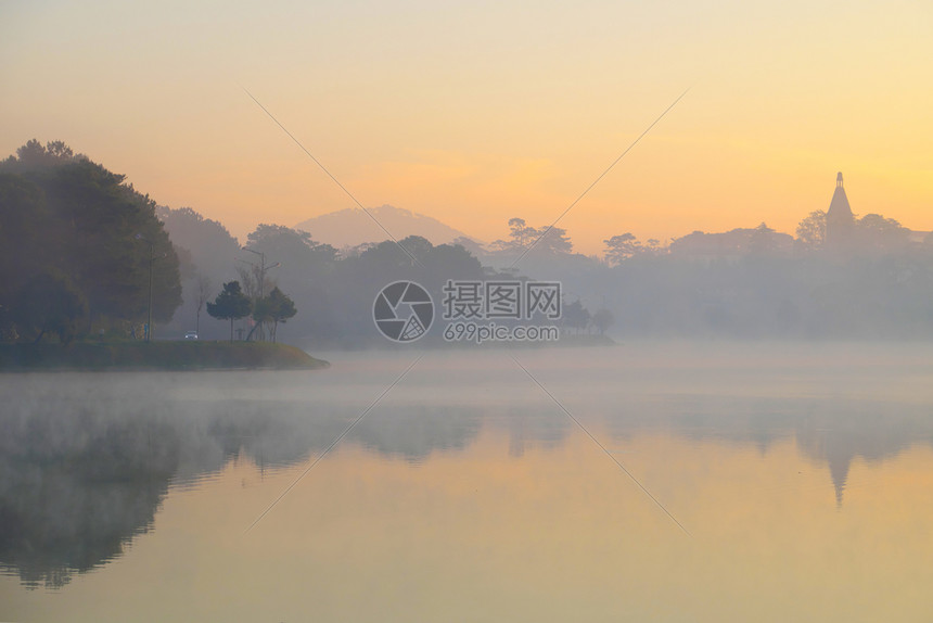 景观轮廓塔大湖的达拉特师范学院风景美丽的对水反射松林钟楼升起地表水的喷雾使清晨平静景象变得令人惊叹图片