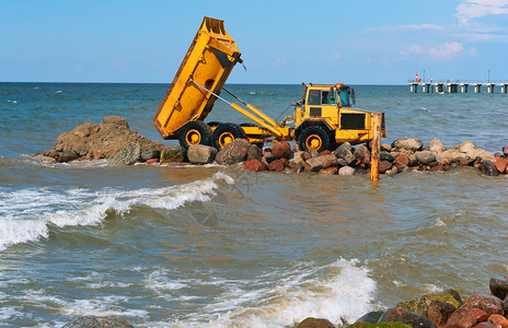 拖拉机重的岸上施工设备防波堤施工海岸保护措施上工设备防波堤施工结石图片