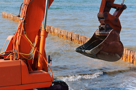 海滩岸上施工设备防波堤施工海岸保护措施上工设备防波堤施工安全墙图片