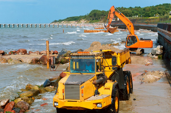 卡车岸上施工设备防波堤施工海岸保护措施上工设备防波堤施工墙运输图片