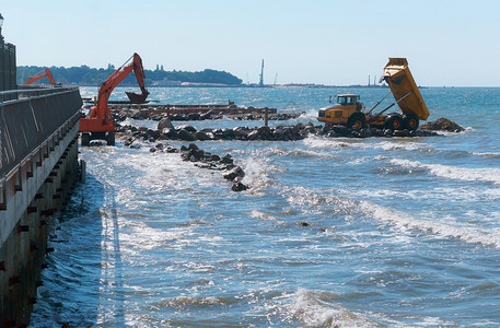 加载码头岸上施工设备防波堤施工海岸保护措施上工设备防波堤施工沿海图片