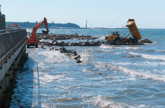 加载码头岸上施工设备防波堤施工海岸保护措施上工设备防波堤施工沿海图片