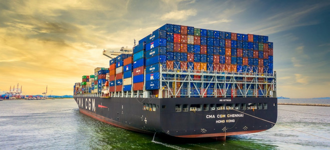 海外航运集装箱货船运海舶全球商业进出口贸易物流和全球集装箱货船在公海运输图片
