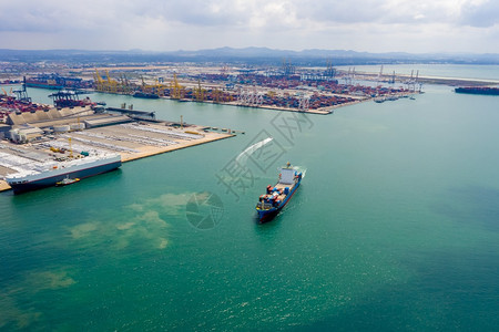 新加坡工业的卸货集装箱轮在进口出商业服务贸易物流和集装箱货轮在公海上国际运输方面对集装箱货轮进行空中观视以及货物的国际贸易图片