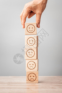 成功人手拿着情感面孔块顾客为用户评论选择表情符号服务评级排名客户评论满意度价和反馈概念坏的快乐图片