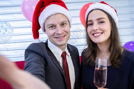 愉快假期拍照新年20快乐概念幸福夫妇的自拍在圣诞节和新年树夏夜晚会香槟杯在圣诞和新年树节派对上完成工作后圣诞树背景图片