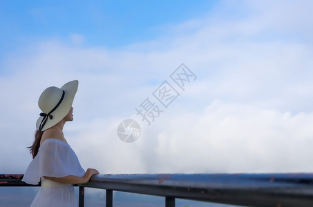 穿着白色衣服的漂亮女人站在燃煤电MameMoh眼皮上在泰国灯光露邦场地白色的目图片