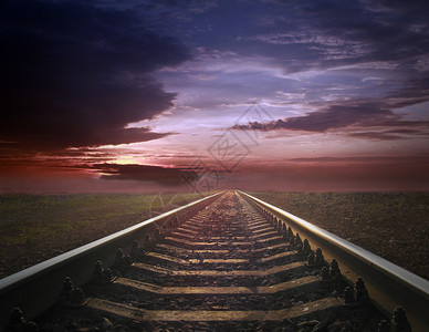 离开铁轨驶入风景距离铁轨驶入阴暗的风景黑白图像铁轨驶入黑暗的天空景观运输图片