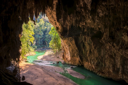 在坦洛山洞穴派梅洪森谭洛洞穴的尽头是泰国最神奇的山洞之一结尾黑暗的女士图片