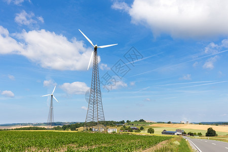 德国农村有两个风车蓝天空和白云在德国肆虐磨坊路干净的图片