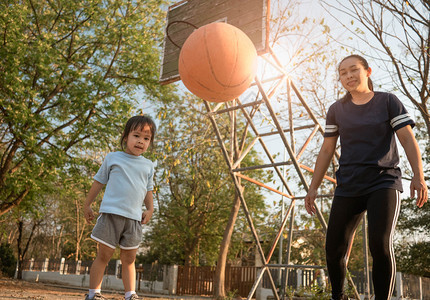 游戏锻炼可爱的亚洲小孩和妈一起打篮球在夏日游乐场玩耍快家庭共度空闲时间亚洲人图片