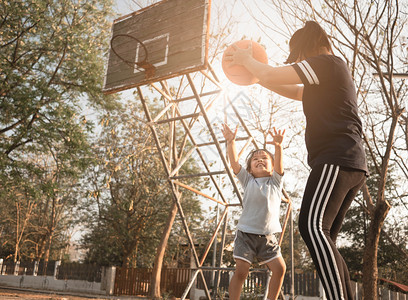 乐趣自由阳光可爱的亚洲小孩和妈一起打篮球在夏日游乐场玩耍快家庭共度空闲时间图片