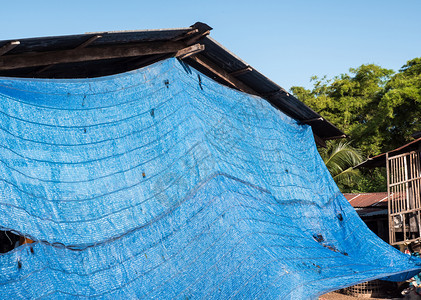 超过夏天蓝阴影网覆盖了农村住宅的露台以防范泰国的炎热气候a保护天篷图片