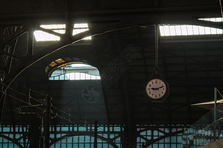 古典火车站建筑屋顶铁结构与观察车站内城市游客到达图片