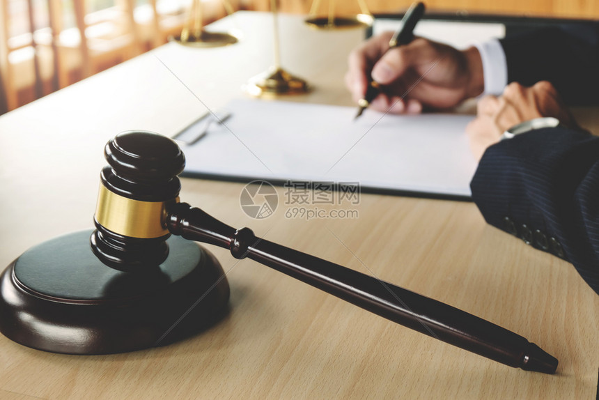 专业的司法与律概念师在审判室从事书面文件工作的法庭书商人平等图片