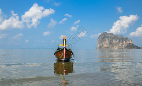 旅行丰富多彩的早晨泰国Trang省PakMeng海滩石灰岩山和木头长尾船的海景图片