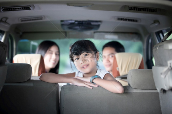 放松为了快乐的小女孩有亚裔家庭坐在车里享受公路旅行和夏假在野营车面包上亚洲图片