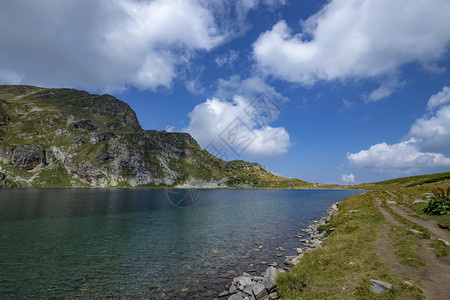 山丘和美丽蓝湖的自然景观乡村道路崎岖不平旅游里拉水的图片