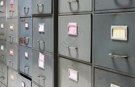 目的纸托盘将私人文件存放在办公室的旧金属柜子用手柄把私人文件保存在办公室文档高清图片素材