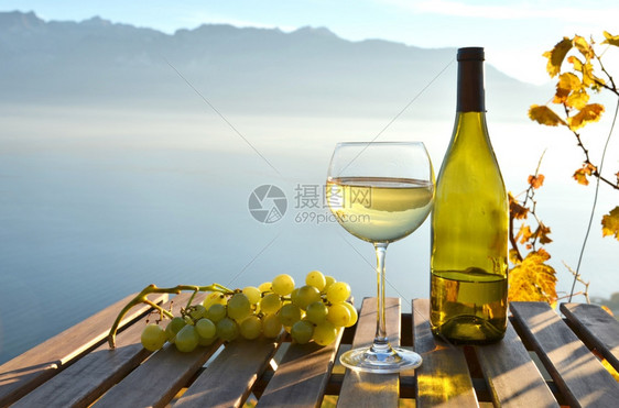 放在桌上的葡萄酒图片