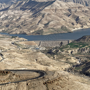 活力高速公路从约旦陆地一侧看WadiMujib水库大坝的情况缺乏图片