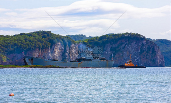 Kamchatka半岛海岸附近的军用运输舰船Kachatka半岛附近航海的天线图片