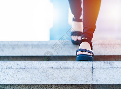 鞋妇女走向成功商人青年妇在楼梯上向前迈步进女企业家正在走上楼梯训练年轻的图片